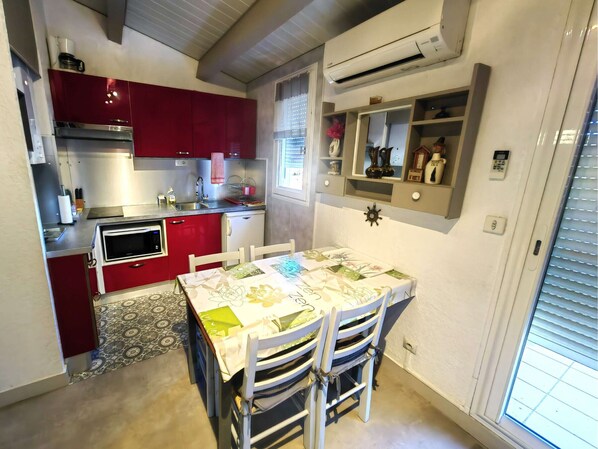 Micro-ondes, four, plaque de cuisson