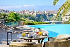 Petit déjeuner buffet servi tous les jours en supplément