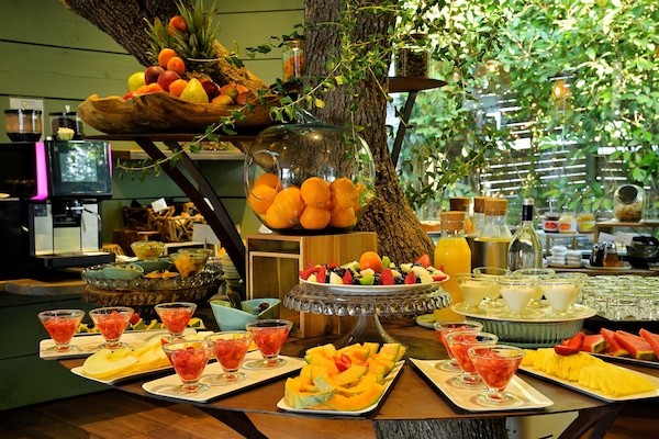 Tägliches Frühstücksbuffet gegen Gebühr