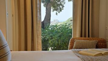 Memory foam beds, in-room safe, blackout drapes, soundproofing
