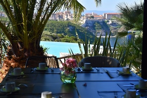Petit déjeuner buffet (22 EUR par personne)