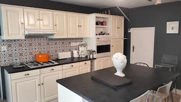 Een koelkast, een microgolfoven, een oven, een vaatwasser