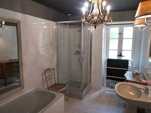 Bathroom - Family Retreat: Heated Pool, Garden, Near Zoo & Le Mans Circuit (Bazouges-sur-le-Loir)