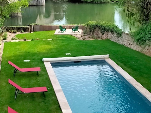 Maison familiale près du Zoo de la Flèche avec piscine chauffée, jardin et cheminée