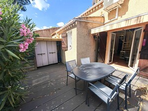 Outdoor dining - Air-conditioned villa with parking, residence with pool, Cap d'Agde (Cap d'Agde)