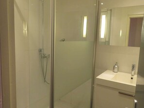 Bathroom - Charming House with Terrace, BBQ, and Parking, Steps from Beach and Shops – Sleeps 6 (Vendres)