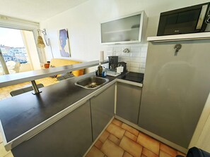 Een microgolfoven, een kookplaat, een koffiezetapparaat/waterkoker