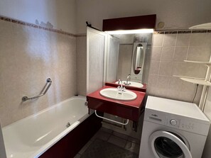Bathroom - Central 2BR Apartment with Pool, Sleeps 6, Near Beach and Shops (Valras-Plage)