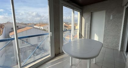 Central 2BR Apartment with Pool, Sleeps 6, Near Beach and Shops