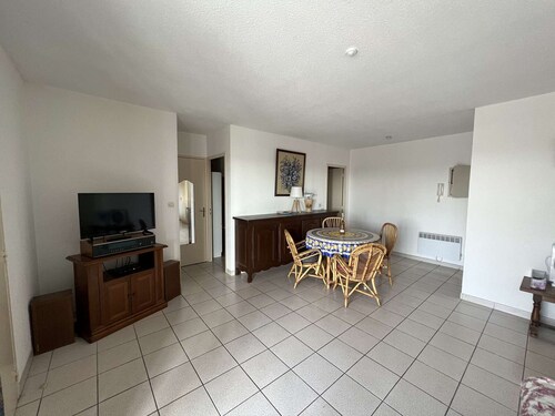 Central 2BR Apartment with Pool, Sleeps 6, Near Beach and Shops