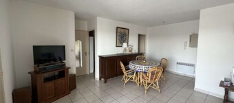 Central 2BR Apartment with Pool, Sleeps 6, Near Beach and Shops