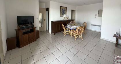 Central 2BR Apartment with Pool, Sleeps 6, Near Beach and Shops