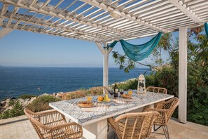 Outdoor dining - Seafront Villa Shore, Sea & Sun Villas (Chania)