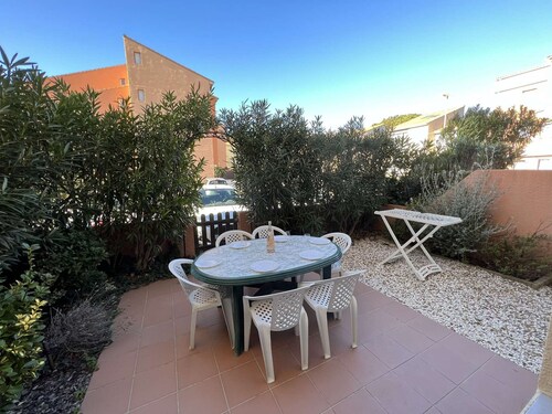 Bright 2BR Apartment w/ Terrace, Sleeps 4, 600m from Beach