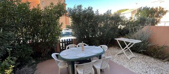 Bright 2BR Apartment w/ Terrace, Sleeps 4, 600m from Beach