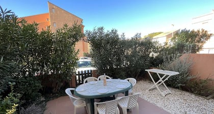 Bright 2BR Apartment w/ Terrace, Sleeps 4, 600m from Beach