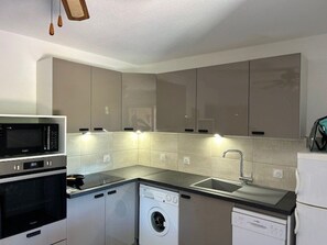 Réfrigérateur, micro-ondes, plaque de cuisson