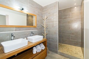 Een douche, een haardroger, handdoeken