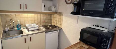 Kylskåp, mikrovågsugn, spishäll och kaffe- och tebryggare