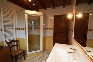Douche, sĂšche-cheveux, serviettes fournies, savon