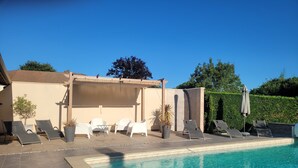 A swimming pool with lounge chairs and a covered area. - Country house in the heart of the bearn180 m2 (Sault-de-Navailles)