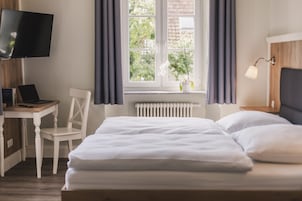 Habitación estándar doble, 1 habitación, no fumadores, vistas a la montaña | Ropa de cama hipoalergénica y escritorio