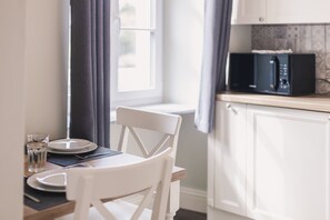 Standard-Doppelzimmer, 1 Schlafzimmer, Nichtraucher, Bergblick | Essbereich im Zimmer