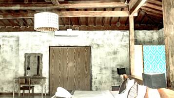 Classic Room | Desk, bed sheets