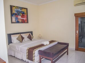 Phòng Deluxe | Bàn, bộ trải giường 