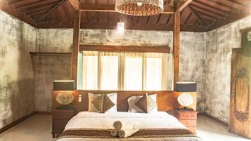 Classic Room | Desk, bed sheets