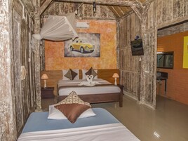 Superior Single Room | Desk, bed sheets