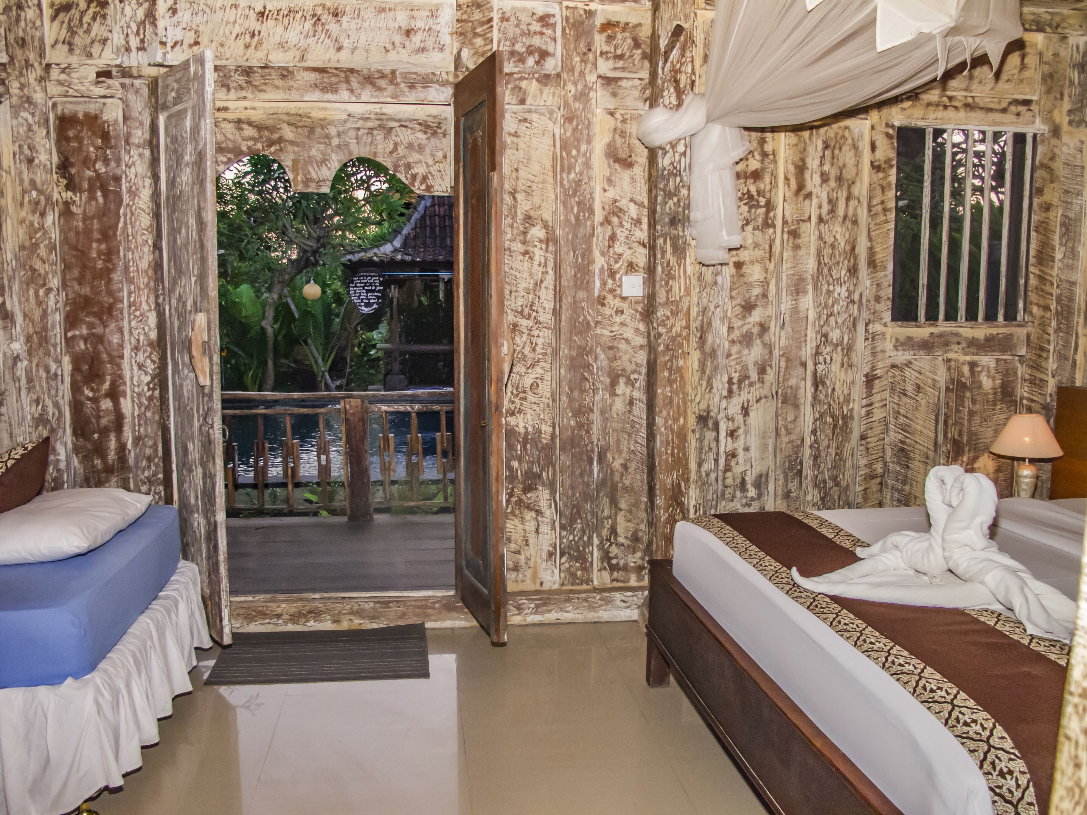 Superior eenpersoonskamer | Een bureau, beddengoed