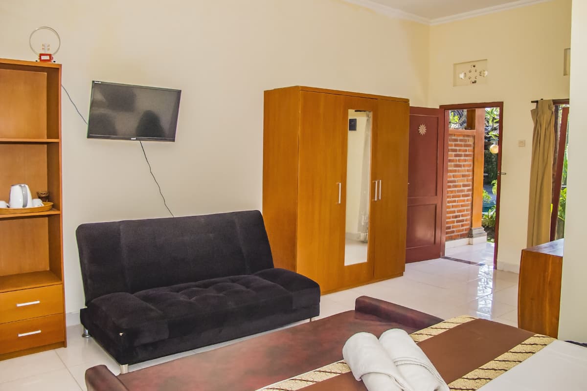 1 bedroom, desk, bed sheets