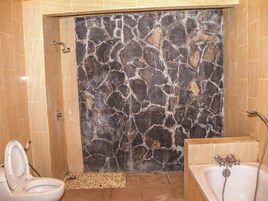 Superior Single Room | Bathroom | Free toiletries