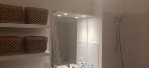Toallas y papel de baño