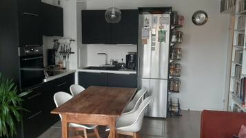 Een koelkast, een microgolfoven, een oven, een kookplaat