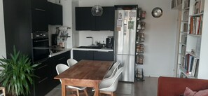 Réfrigérateur, micro-ondes, four, plaque de cuisson