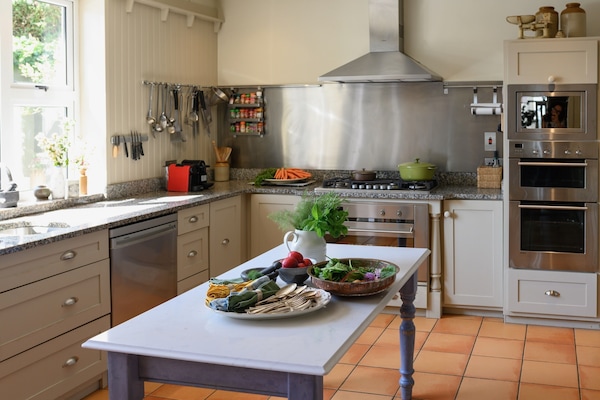 Frigorífic, microones, forn i placa de cuina