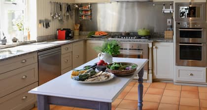 Clifden's premier holiday home with heated pool + sauna - sleeps 24