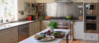 Clifden's premier holiday home with heated pool + sauna - sleeps 24