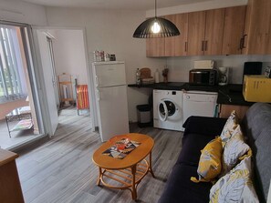 TV - Renovated T2 with pool and parking, 50m from beach, free wifi (Cap d'Agde)