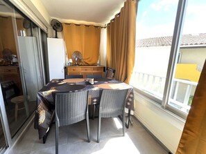 Dining - Renovated T2 with pool and parking, 50m from beach, free wifi (Cap d'Agde)