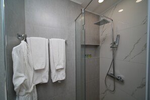 Regadera, secadora de cabello, batas, pantuflas 