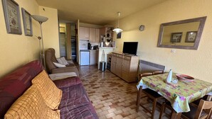 Unclassified image, 2 of 13, button - Bright Studio with Pool, Sleeps 4, Washer, Parking, 200m from Beach (Cap d'Agde)