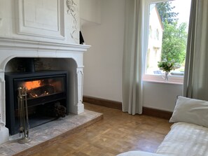 6 bedrooms, WiFi, bed sheets