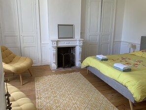 6 bedrooms, WiFi, bed sheets