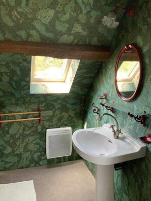 Shower, towels - A charming Domaine de La Béchetière, located 2h15 from Paris! (Parcé-sur-Sarthe)
