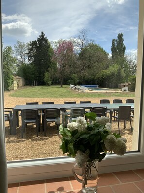 Outdoor dining - A charming Domaine de La Béchetière, located 2h15 from Paris! (Parcé-sur-Sarthe)