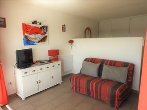 TV - Charming Air-Conditioned Apartment with Parking, Terrace, Veranda, and Full Amenities (Cap d'Agde naturisme)