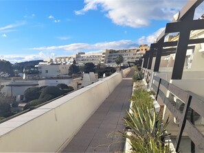 Property grounds - Charming Air-Conditioned Apartment with Parking, Terrace, Veranda, and Full Amenities (Cap d'Agde naturisme)